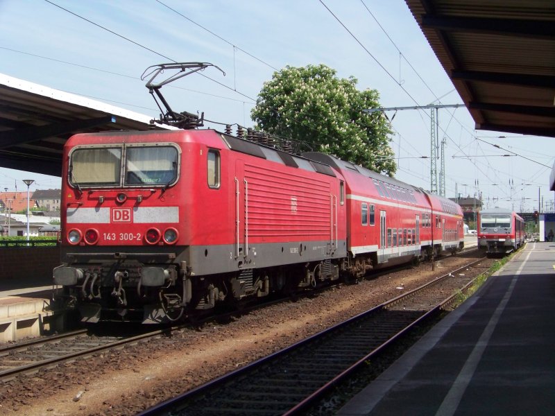 Links fhrt gerade 143 300-2 mit dem RE11 nach Frankfurt/Oder ein. Rechts steht die RB43 nach Forst(L). Cottbus den 13.05.2008
