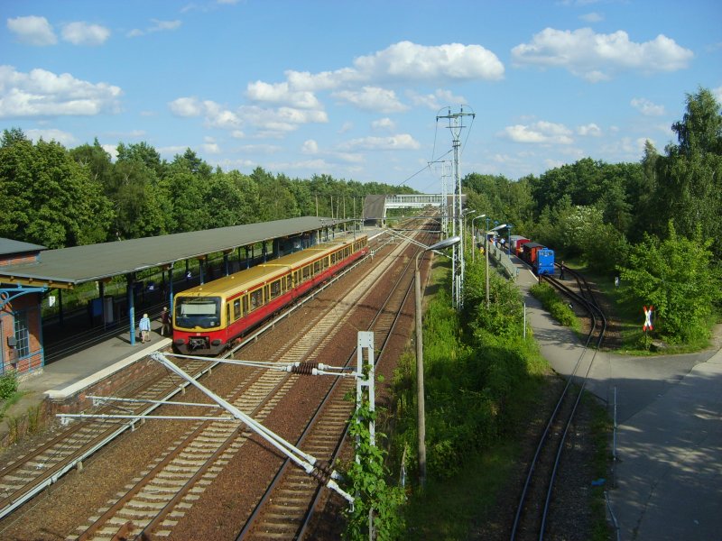 Links die Groe und rechts die kleine Bahn im Bahnhof Wuhlheide, 8.7.2007