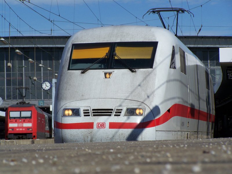 Links im Hintergrund, Br.101 103-0 mit einem IC im Bahnhof Mnchen Hbf und rechts, ein ICE-1 nach Hamburg-Altona. Aufgenommen am 15.August 2007 in Mnchen Hbf.