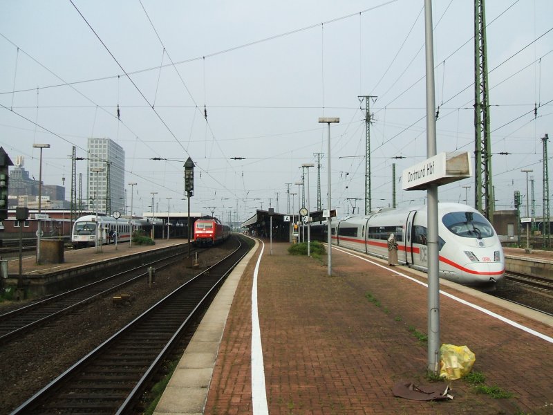 Links der IC 2310 nach Westerland/Sylt,mitte die BR 120 122-7
mit IC 2141 nach Leipzig,rechts der ICE 3 Doppeltraktion
nach Mnchen.(25.08.2007)