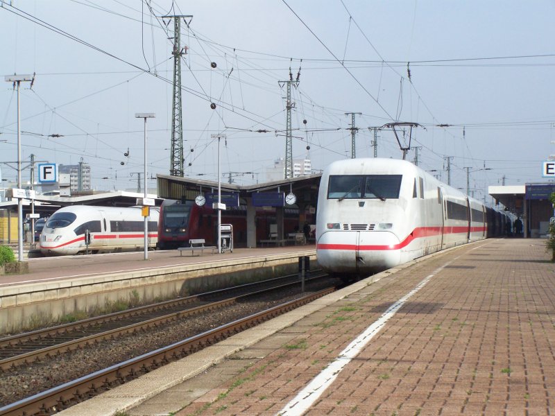 Links: ICE-3 von Dortmund Hbf nach Mnchen Hbf. Rechts: ICE-2 von Kln/Bonn-Flughafen nach Berlin-Ostbahnhof. Dazwischen taucht ein Regionalzug nach Dsseldorf Hbf im Schatten des Bahnsteigsdaches ab.  Aufgenommen am 4.Oktober 2007 in Dortmund Hbf