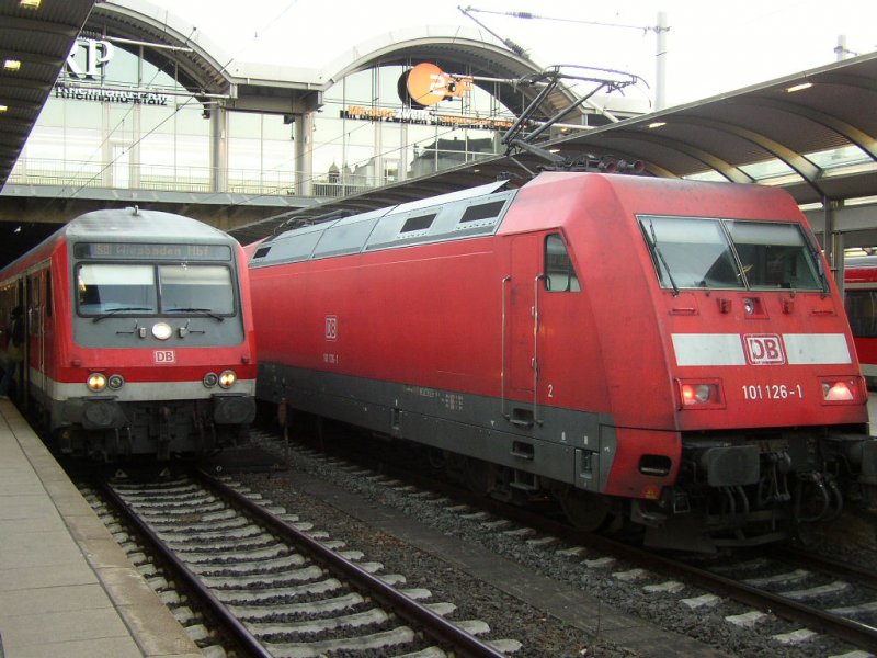 Links RB 15724 nach Wiesbaden Hbf und rechts IC 1819 (Metropolitan Wagen). Mainz Hbf am 12.02.08!!!