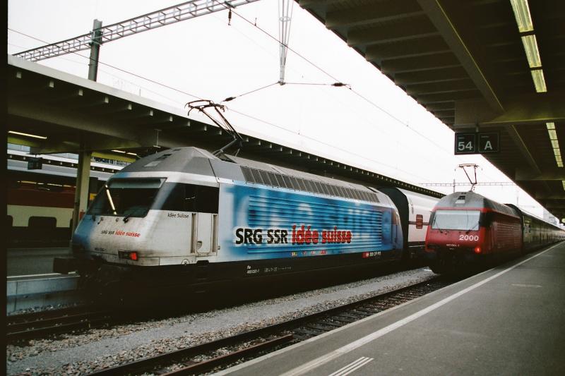 Links die Re 460 020-1 mit der Werbeaufschrift:  Ide suisse , und rechts die Re 460 044-1  Zugerland , am 8.12.03