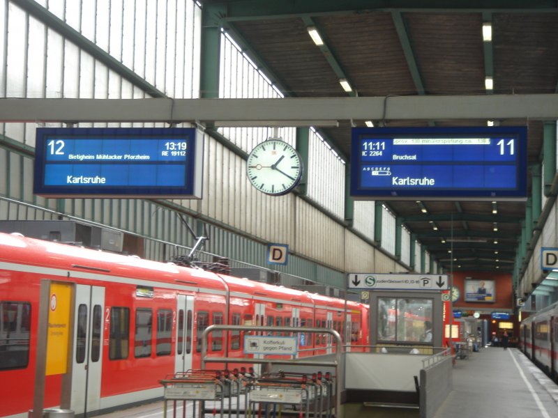 Links der RE nach Karlsruhe ber Mhlacker (Abfahrt 13:19 Uhr) und Rechts IC 2264 ber Bruchsal (Abfahrt 11:11 Uhr). Momentane Zeit 13:20 Uhr. Der RE hatte bei seiner Abfahrt 10 Minuten Versptung. Mein InterCity hatte ber 130 Minuten Versptung. Aufgenommen am 03.07.07