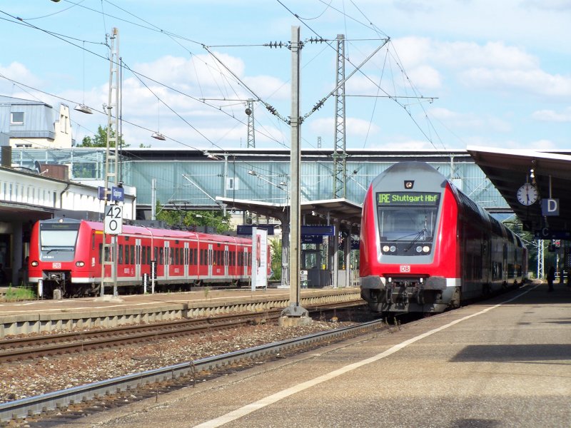 Links: RE-Zug nach Plochingen. Rechts: IRE nach Stuttgart Hbf. Aufgenommen am 13.Juli 2007 im Bahnhof Gppingen.