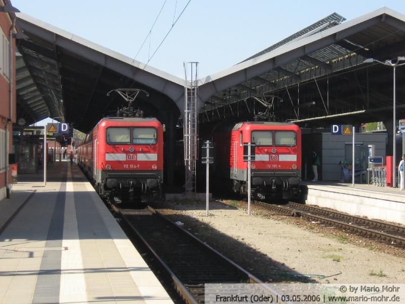 Links RE1 nach Brandenburg Hbf, rechts der aus Eisenhttenstadt kommende RE1 nach Magdeburg. Aufgenommen in Frankfurt Oder am 03.05.06 .