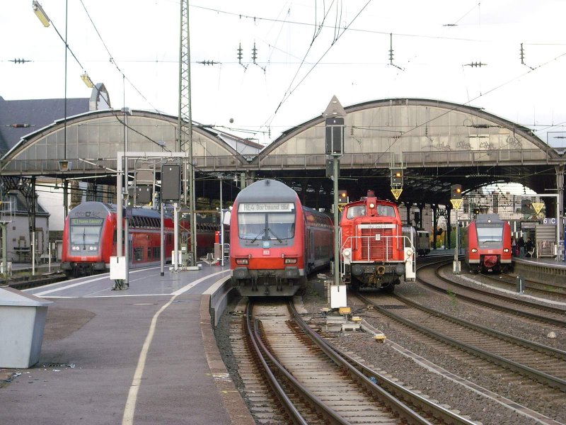 links: RE1 nach Hamm (Westfalen), rechts daneben: defekter RE4, Rangierlok daneben um ihn nachher abzuschleppen, und ganz rechts: Rhein-Niers Bahn nach Duisburg. Aachen Hbf 2.Okt.´08