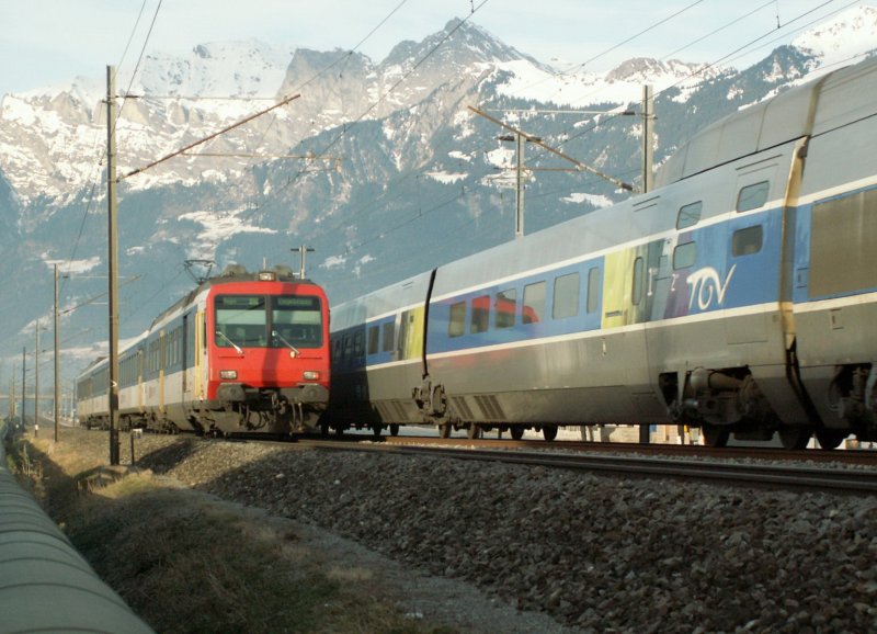 Links der Regio Chur-Ziegelbrcke,whrend rechts gerade der 
versptete TGV Lyria von Paris kommend Richtung Chur fhrt.
Wollte eigentlich den TGV ablichten,aber vor  meiner Linse  kreuzten sich die Zge.Zizers 22.12.07