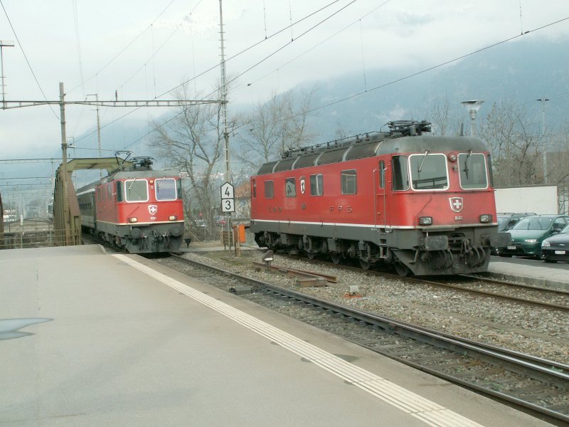 Links der Rheintalexpress REX aus St.Gallen nach Chur,bei der Einfahrt in Landquart.Rechts abgebgelt,die Re 6/6 11640  Mnchenstein  Landquart 07.03.07