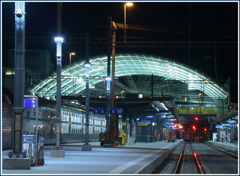 Links die SBB, rechts die RhB und darber unter dem Glasdach die Postautos. Bahnhof Chur (08.02.2007)