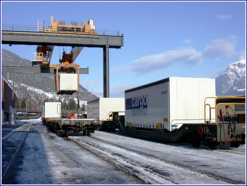 Links SBB, rechts RhB, der Umlad dauert keine drei Minuten.
Landquart (29.01.2007)