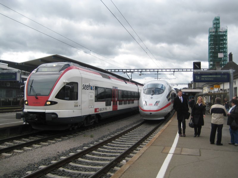 Links Seehas der SBB Deutschland (RABe 526 655-6), rechts ICE 3 (Br 403 35) kurz vor der Taufe auf den Namen Konstanz.
Konstanz Bahnhof, 19. April 2008