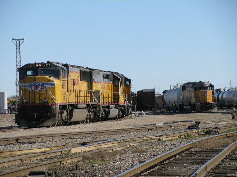 Links sind einige Union Pacific Loks abgestellt, rechts rangiert die Union Pacific Lok 727 mit zwei Kesselwagen. Aufgenommen am 1.1.2008 in Houston (Texas).