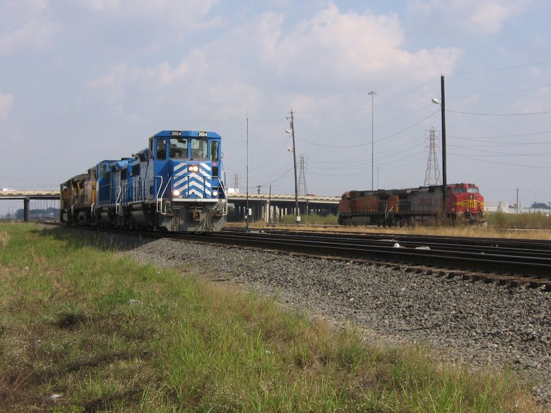 Links sind zwei CEFX Loks zusehen, dahinter sind noch zwei Union Pacifc Loks abgestellt, whrend rechts zwei BNSF Loks auf weitere Aufgaben warten. Aufgenommen am 3.11.2007 in Houston.