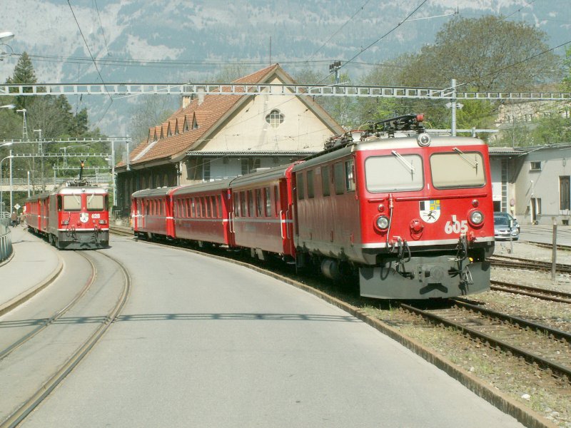 Links ist soeben ein Zug aus Arosa im alten Depot  Sand  eingetroffen.Die Reisenden steigen um in den Bus,der sie weiter zum Bahnhof Chur bringt.
Die Engadinstrasse ist z.Zt.wegen des Doppelspurausbaus vllig aufgerissen! Chur,20.04.07
