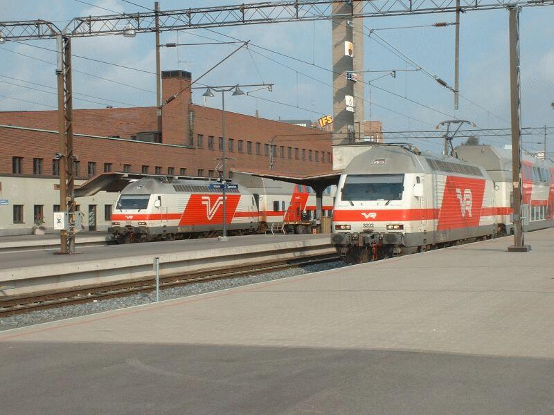 Links Sr2 mit IC2 Oulu - Helsinki und rechts Sr2 3232 mit IC2 Tampere - Pieksmki am 06.09.2002 in Tampere. Die beiden Loks haben unterschiedliche Seitensymbole, V und VR.