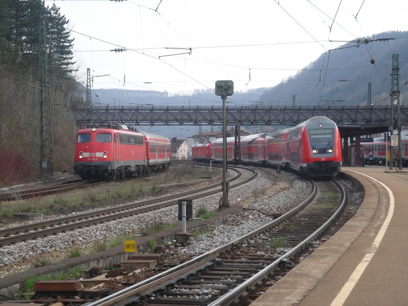 Links stand die Br.110 414-0 in Geislingen auf dem Abstellgleis, whrend ein IRE nach Stuttgart Hbf im Bahnhof Geislingen auf seine Abfahrt wartete. Aufgenommen am 18.04.06 in Geislingen Hbf.
