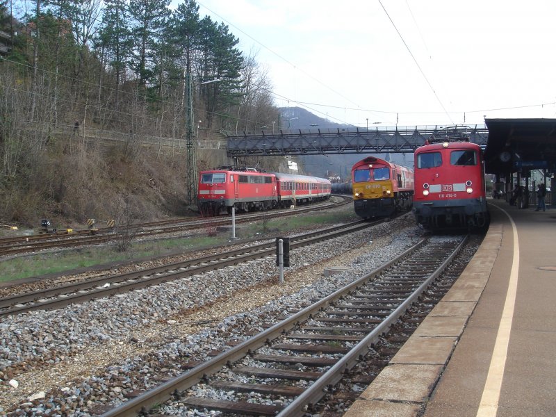 Links stand die Br.111 029-5 auf dem Abstellgleis in Geislingen abgestellt. Wrend ein Gterzug mit Kesselwagen, gezogen von einer DE 670 durchfuhr, und rechts die Br.110 414-0 mit ihrer RB nach Stuttgart HBF.
Aufgenommen am 18.04.06 in Geislingen Hbf.