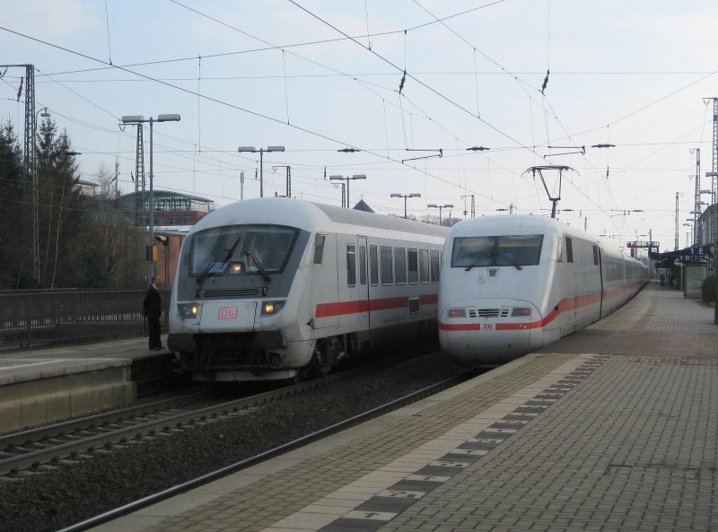 Links steht IC 2372 nach Stralsund zur Weiterfahrt bereit und rechts eilt ICE 671 nach Karlsruhe Hbf seinem Ziel entgegen. Aufgenommen am 31.03.09 in Lneburg.
