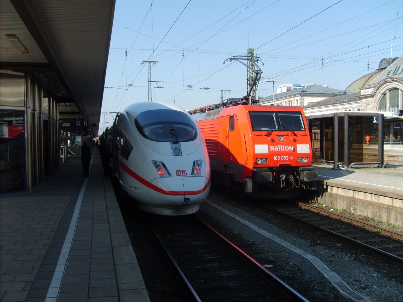 Links steht der ICE 724 nach Oberhausen, whrend rechts im Bild die 189 052-4 durchfhrt. Das Bild entstand am 28.3.07 in Nrnberg Hbf