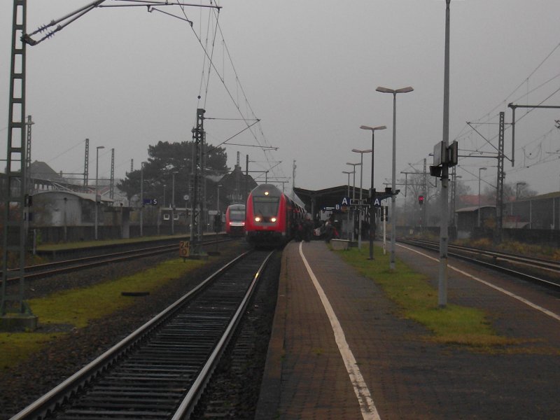 Links steht NBE 81030 nach Neumnster und rechts der RE 21421 nach Hamburg Hbf. Aufgenommen am 6.12.08 in Bad Oldesloe.
