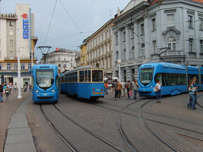 Links - Straebanh geht ins Depot Trenjevka, die Mitte - typ 101 und rechts - Linie 6 am ban Josip Jelačić Platz