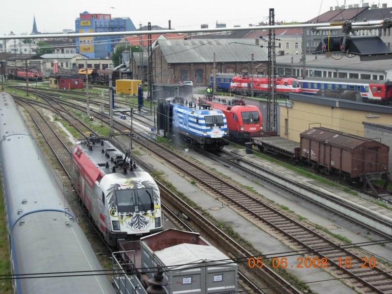 Links vorne die Bundesheer-Lok; im Mittelgrund f�hrt die griechische EM-Lok durch die Waschstra�e, um f�r die tags darauf stattfindende Loktaufe ein saubereres �u�eres zu erhalten; rechts hinten ist der �sterreich-Taurus, welcher im letzten Winkel der Traktion Wien West versteckt gehalten wurde, auf dem Weg zu seinem Zug (5.6.2008).
