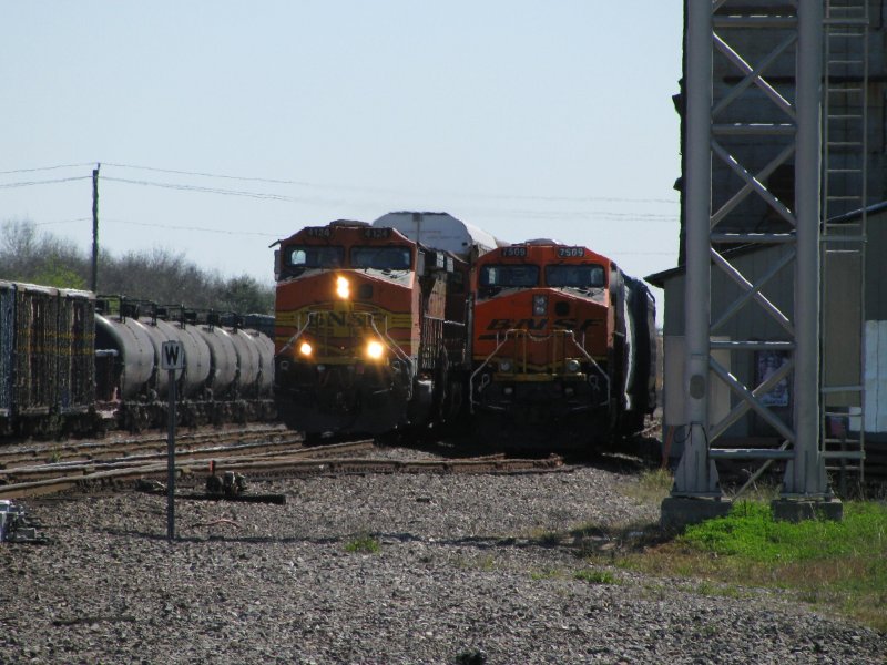 Links: Zwei Dash 9 der BNSF mit einem Gterzug, rechts ist die BNSF Lok 7509 (ES 44 DC) zusammen  mit einigen Gterwagen abgestellt. Aufgenommen am 27.2.2008 in Sealy (bei Houston, Texas).