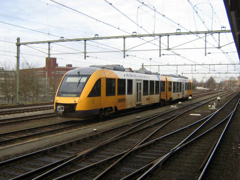 Lint 34 als trein 82711 uit Almelo in Hengelo, 14 april 2006