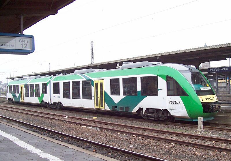 LINT 41 VT 268 nach Bad Soden / Taunus am 08.12.2004 in Frankfurt(M)-Hchst. Im Sommerfahrplan 2004 ist als Betreiber dieser Strecke noch die Frankfurt-Knigssteiner-Eisenbahn angegeben.