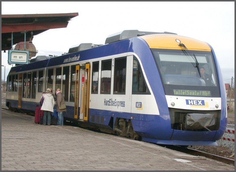 LINT 41 VT807 der Veolia, zu der der HarzElbeExpress gehrt in Halberstadt. (14.12.2006)