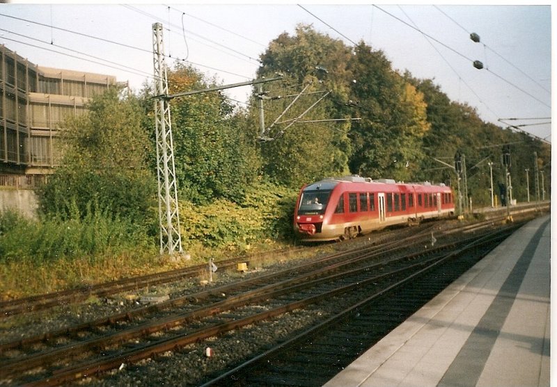 LINT-Triebwagen 648 004 verlt im Oktober 2003 den Kieler Hbf Richtung Flensburg.