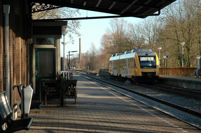 LINT Triebzug 34 von Syntus verlsst Bahnhof Goor.
