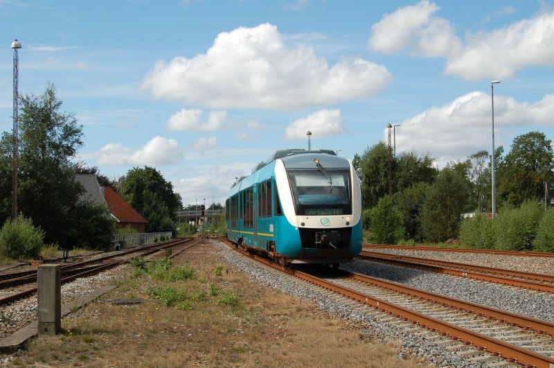 Lint41 der Privatbahngesellschaft Arriva Tog A/S nach Aarhus, bei der Einfahrt in den Bahnhof von Herning. August 2007