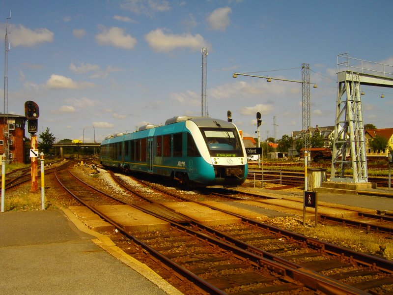 Lint41 der Privatbahngesellschaft Arriva Tog A/S bei der Einfahrt, aus Skjern kommend, in den Bahnhof von Esbjerg