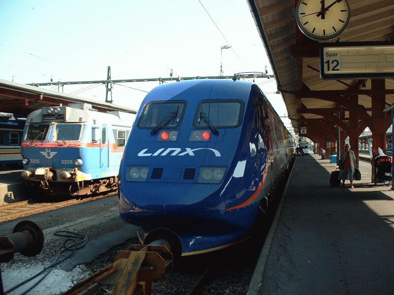Linx X2K 2038 am 09.09.2002 in Gteborg C, abfahrbereit nach Malm - Kopenhagen, links ein Nahverkehrs-Triebwagen der SJ. Der X2K 2038 ist ein Zweisystemzug, 15 KV 16 2/3 Hz fr Schweden und Norwegen, 25 KV 50 Hz fr Dnemark.