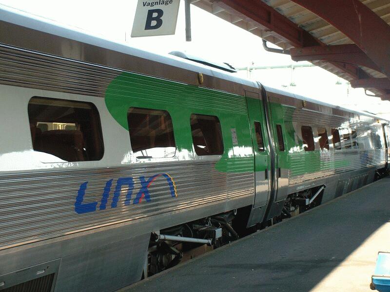 Linx X2K 2038 am 09.09.2002 in Gteborg C, Fahrziel Malm - Kopenhagen. Linx fhrt zur Zeit mit X2000 die Strecken Gteborg - Kopenhagen, 5x werktags, und Oslo - Stockholm, 3x werktags. Oslo - Gteborg soll folgen, zur Zeit noch mit SJ-Lokzgen, aber Linx-Personal. 