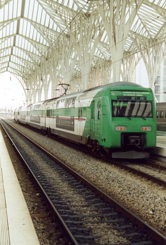 LISBOA (Distrikt Lisboa), 23.01.2001, ein Vorortzug der Linie Azambuja/Lisboa-Santa Apolónia beim Halt im Bahnhof Lisboa-Oriente -- Foto eingescannt