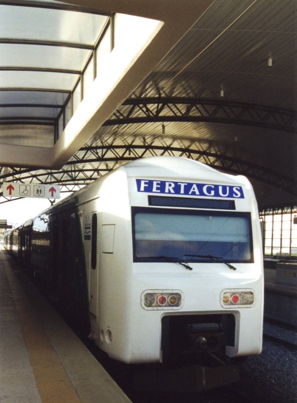 LISBOA (Distrikt Lisboa), 25.01.2001, der Fertagus, ein Zug eines privaten Bahnbetreibers, der die Stadt über die Ponte 25 de Abril mit ihren südlich des Rio Tejo gelegenen Vorstädten verbindet, beim Halt im Bahnhof Entrecampos -- Foto eingescannt
