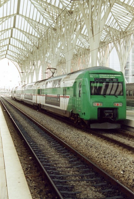 LISBOA (Distrikt Lisboa/Concelho Lisboa), 23.01.2001, ein Vorortzug der Linie Azambuja/Lisboa-Santa Apolónia beim Halt im Bahnhof Lisboa-Oriente -- Foto eingescannt