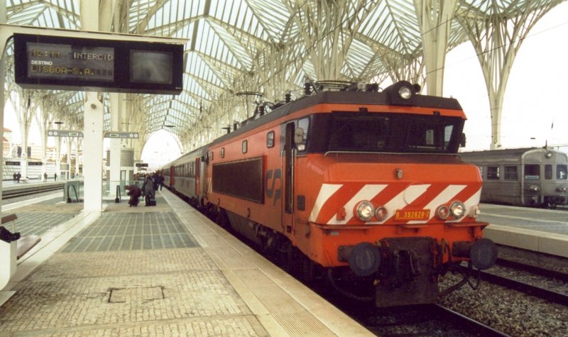 LISBOA (Distrikt Lisboa/Concelho Lisboa), 23.01.2001, 392628-2 als Intercity-Zug nach Lisboa-Santa Apolónia beim Halt im Bahnhof Lisboa-Oriente -- Foto eingescannt
