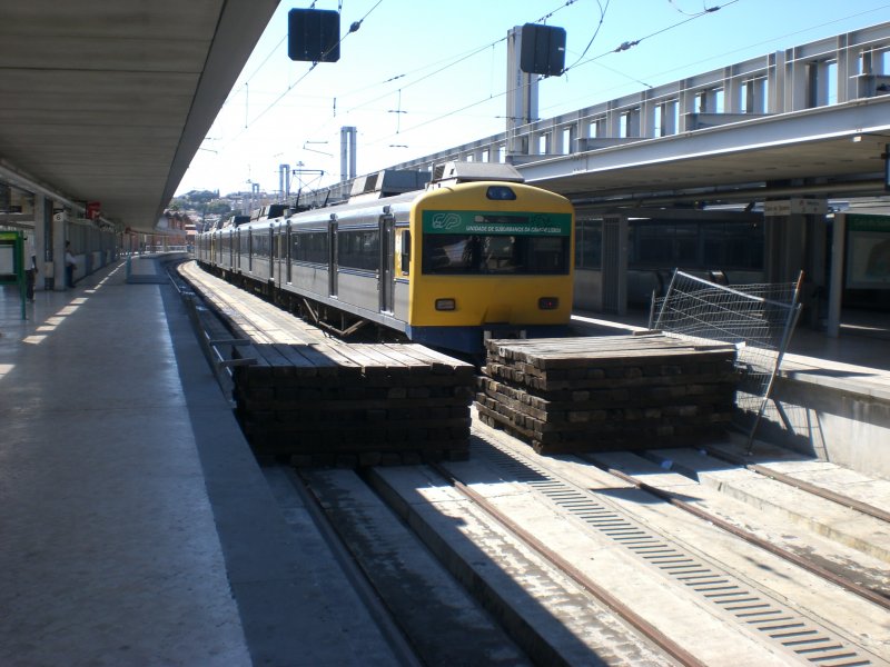 Lissabon Cais de Sodre, wartender Zug zur Fahrt nach Cascais.
Man beachte die  Prellbcke . August 2008.