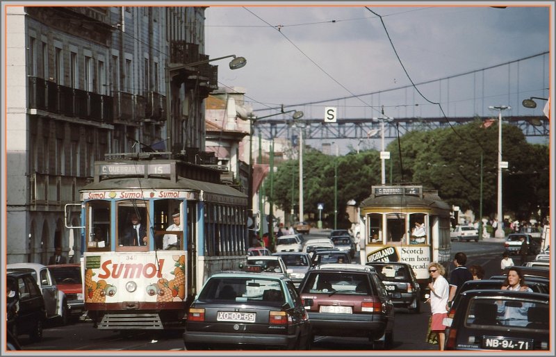 Lissabon Linie 15 im abendlichen Feierabendverkehr auf der Avenida India Richtung Belem,Im Hintergrund erkennt man die Ponte 25.Abril ber den Tejo. (Archiv 06/09)