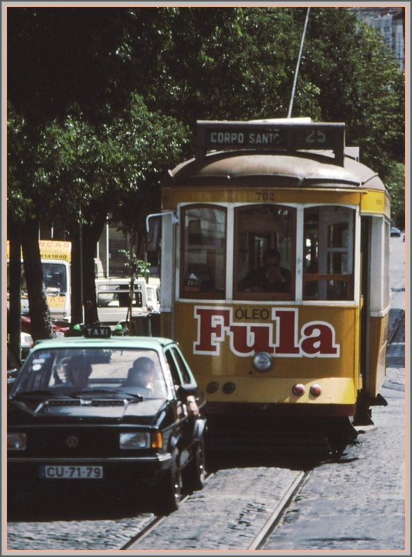 Lissabon Linie 25. Wagen 702 nach Corpo Santo ist gut ge�lt (Ol�o Fula) und verfolgt ein Taxi. (Archiv 06/92)