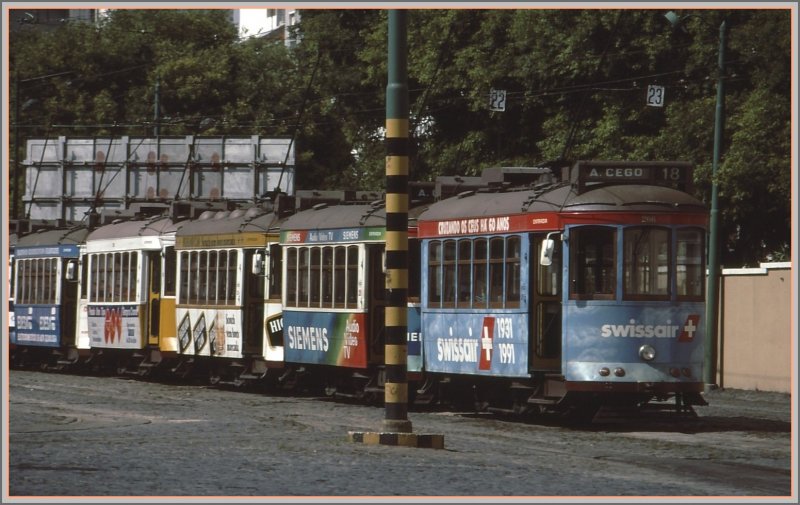 Lissabon Strassenbahndepot im Osten der Stadt, das heute vermutlich nicht mehr angefahren wird. An der Spitze der abgestellten Wagen befindet sich ein Tram aus der Zeit als die Swiss noch Swissair hiess. Seitenanschrift: Am Himmel kreuzend w�hrend 60 Jahren 1931-1991  (Archiv 06/92)