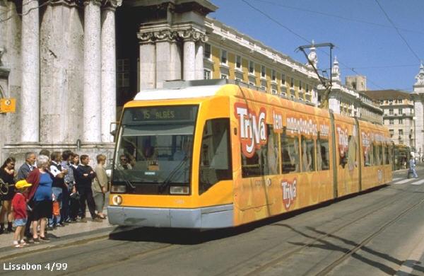 Lissabon,Aber es gibt auch moderne Tramzge in dieser Stadt.
Hier auf dem Praa do Comrcio. 04/99