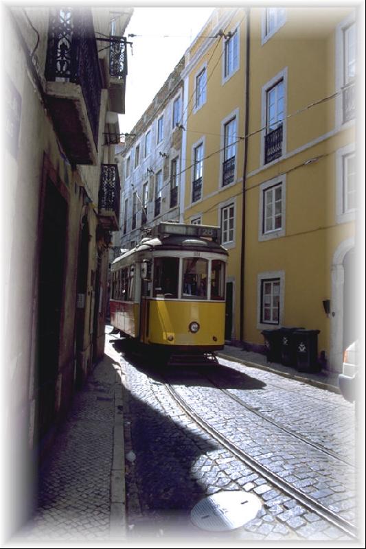 Lissabon,Das Tram zwngt sich durch die engen Gassen der Stadt.
Immer wieder kommt es zu  Tramstaus  weil z.B.ein Lieferwagen am abladen ist ect. 04/99