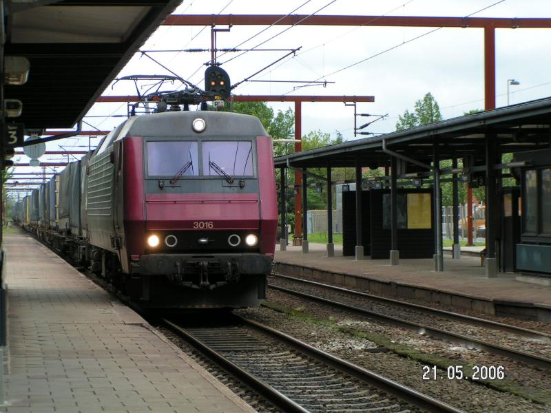 Litra EA 3016 am 21.05.2006 mit einem Gterzug bei der Durchfahrt durch den sddnischen Bahnhof Tinglev.