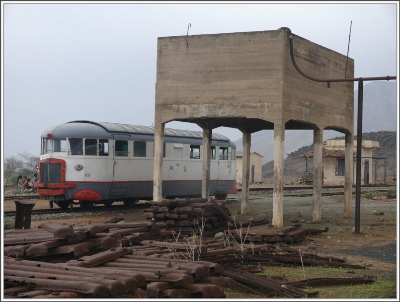 Littorina Nr 2 bei einem Zwischenhalt in Darnas. berall liegen eine Unmenge Stahlschwellen herum, viele davon wurden auch als Weidezune verbaut. (29.10.2008)