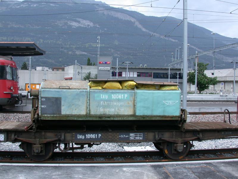 Lklp 10061P Kehrichtwagen der Gemeinde Len-Castiel oberhalb von Chur. Der Transport dieses Wagens in die Kehrichtverbrennung Untervaz wurde vor etwa zwei Monaten eingestellt wegen zu grosser Rangieraufwnde.